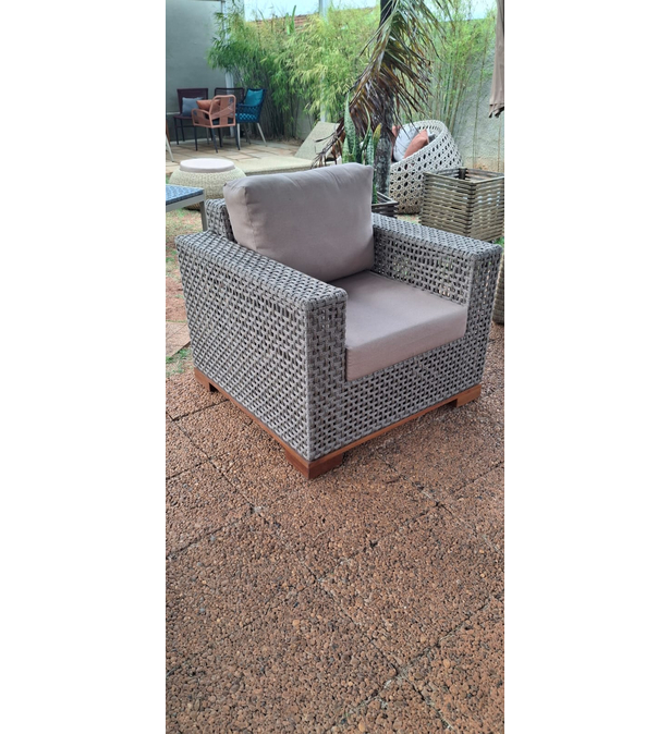 Poltrona CUBUS pés cumarú